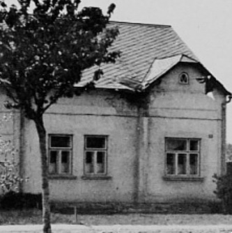 Dům č. 161 zasažený v květnu 1945 granátem
